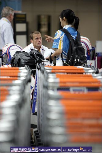 首都机场喜迎各国奥运代表团成员抵京