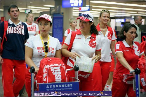 首都机场喜迎各国奥运代表团成员抵京