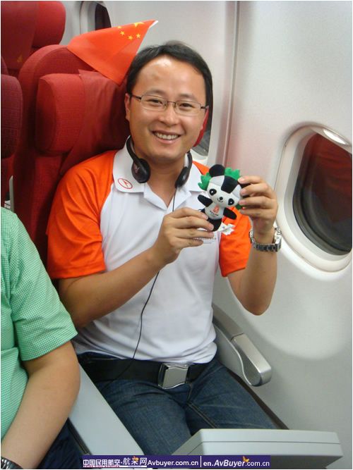 海航穗京航班旅客“学奥运手势为,奥运加油”