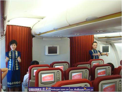 海航穗京航班旅客“学奥运手势为,奥运加油”