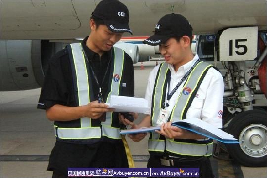 东航西安维修基地为员工配发新式夏装工作服