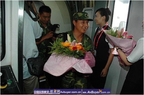 东航“爱心机票”承载抗震救灾官兵凯旋