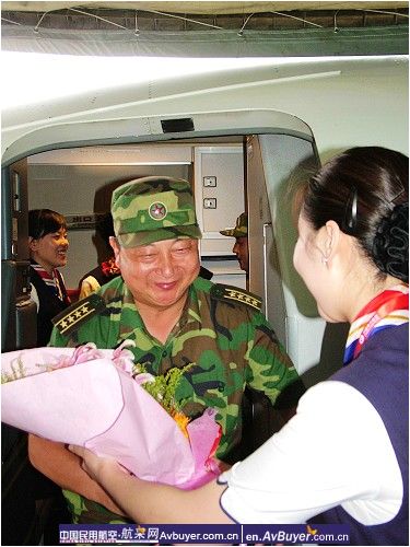 东航“爱心机票”承载抗震救灾官兵凯旋