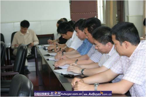 南航新疆飞行部二大队三中队举行安全研讨会