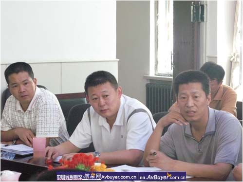 南航新疆飞行部二大队三中队举行安全研讨会