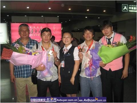 南航新疆分公司地保部迎接奥运健儿凯旋而归