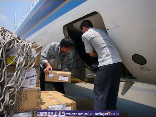 南航货运部装卸员烈日下保障货物快捷送达