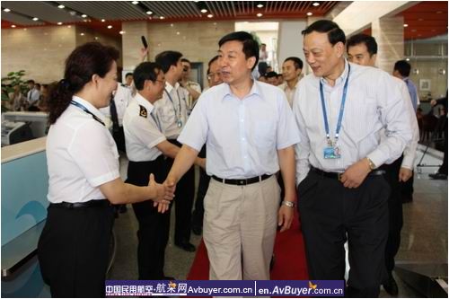 王勇在奥运代表团离港高峰日视察首都机场