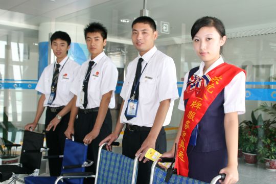 东航山东细致服务迎接残奥帆运动员抵青