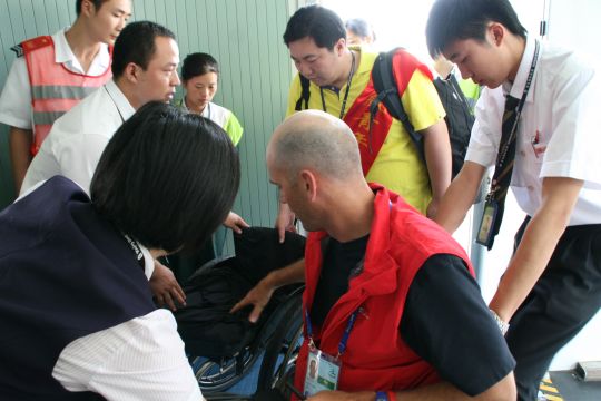 东航山东细致服务迎接残奥帆运动员抵青