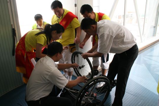 东航山东细致服务迎接残奥帆运动员抵青