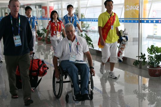 东航山东细致服务迎接残奥帆运动员抵青