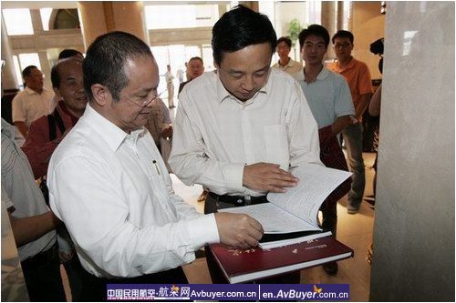 深航向甘肃南部重灾区学生捐赠18000套校服