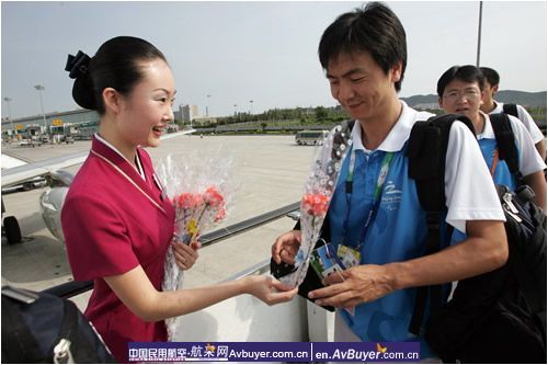 南航大连分公司全力保障残奥会火种返回北京