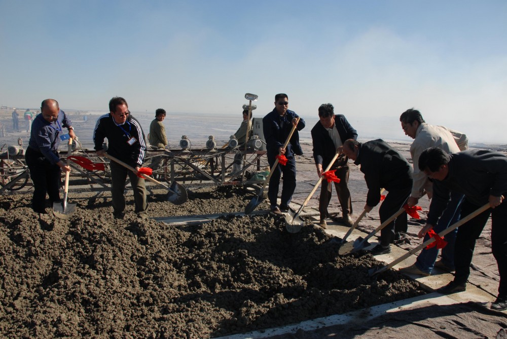 锡林浩特机场跑道混凝土盖被顺利合拢