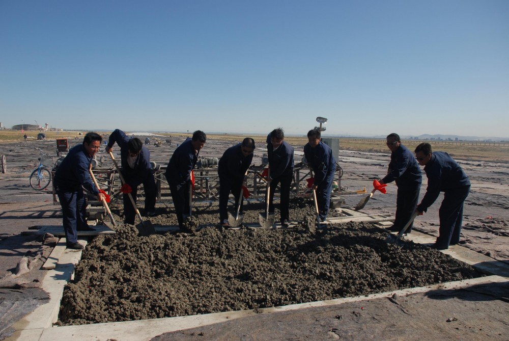 锡林浩特机场跑道混凝土盖被顺利合拢