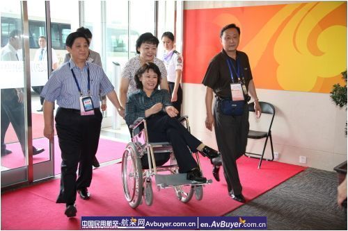 张海迪抵京参加残奥会开幕式