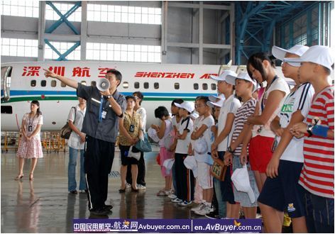 机务子女假期参观国航成都维修基地感受自豪