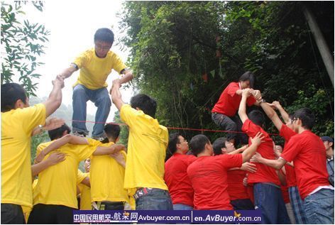 国航成都基地开展拓展培训锤炼团队精神