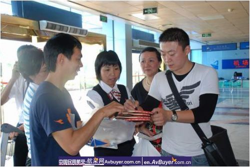 汕头航空顺利保障08奥运冠军马琳、林跃返京