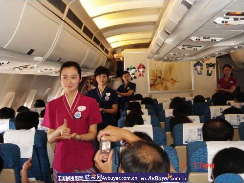 南航空姐教授手语,庆残奥共建和谐客舱