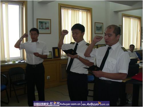 南航股份大连分公司两位副驾驶升级为机长