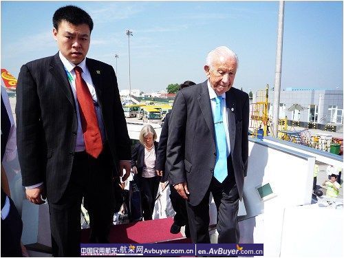 前奥委会主席萨马兰奇乘坐东航航班前往西安