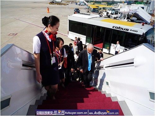 前奥委会主席萨马兰奇乘坐东航航班前往西安