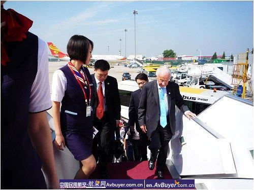 前奥委会主席萨马兰奇乘坐东航航班前往西安