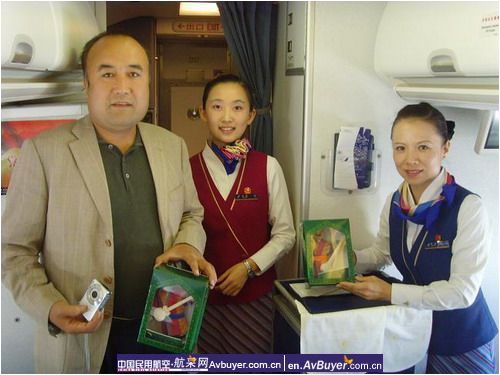 南航新疆客舱部:今天是你的生日,我的祖国