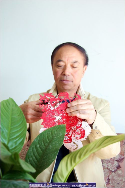 剪纸剪出七彩人生