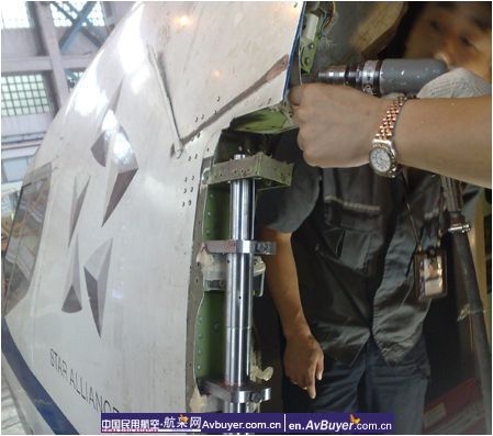 国航成都维修基地更换B737登机门铰链接头