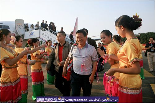 深航第一架城市彩绘飞机西双版纳号首航成功