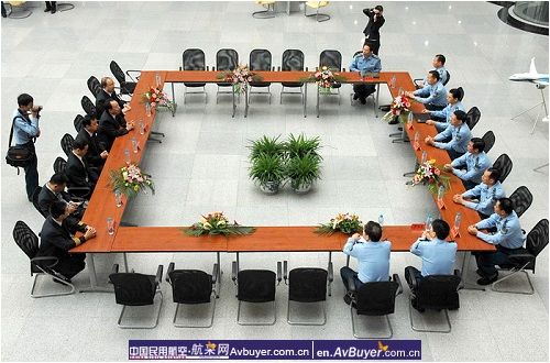 空军副司令员何为荣中将一行赴民航飞院调研