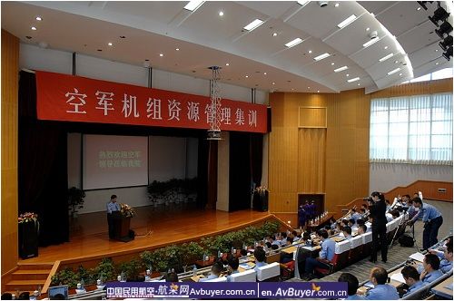 空军副司令员何为荣中将一行赴民航飞院调研