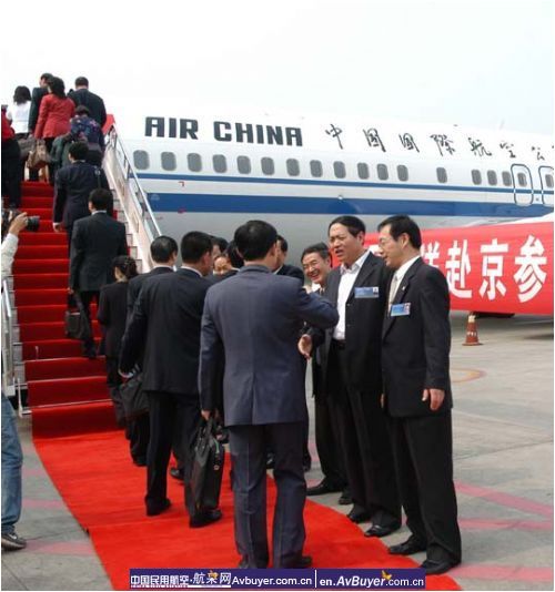 国航重庆分公司欢送全国工会重庆代表团赴京