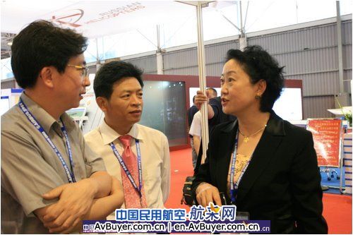 空中客车中国公关副总裁米晓春参观两刊一网展台