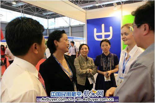 空中客车中国公关副总裁米晓春参观两刊一网展台