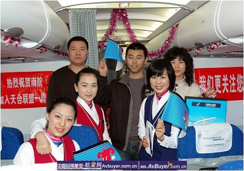 南航大连入盟纪念日 生日歌响彻蓝天白云间