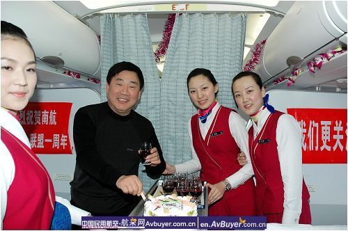 南航大连入盟纪念日 生日歌响彻蓝天白云间