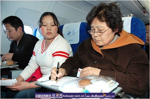 南航大连入盟纪念日 生日歌响彻蓝天白云间