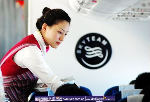 南航大连入盟纪念日 生日歌响彻蓝天白云间