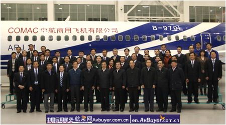 国务院副总理李克强一行到中国商飞公司考察