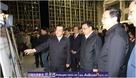 国务院副总理李克强一行到中国商飞公司考察