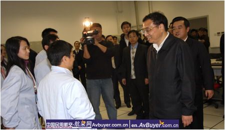 国务院副总理李克强一行到中国商飞公司考察