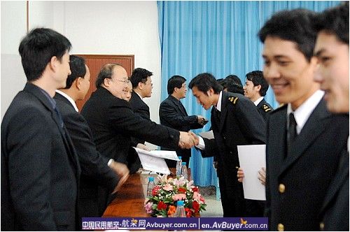 民航飞行学院14名老挝机务留学生顺利毕业