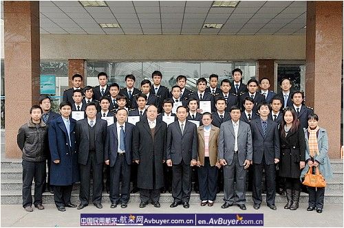 民航飞行学院14名老挝机务留学生顺利毕业