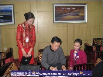 南航新疆分公司地服喜迎新年 温馨服务