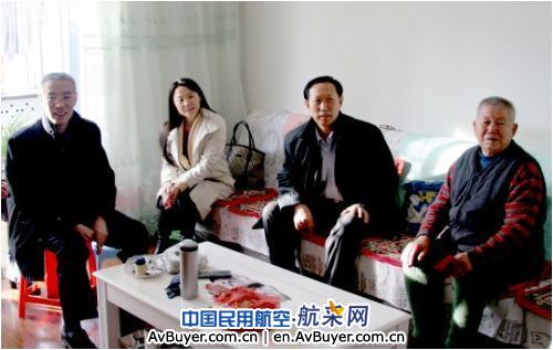 南航新疆分公司党委节前慰问身患重病党员