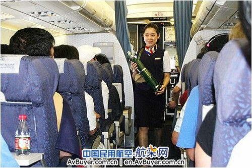 东航江西分公司乘务组训练有素空中救乘客